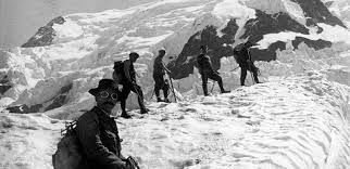 Alpinistas haciendo historia en los Alpes con piolets originales.